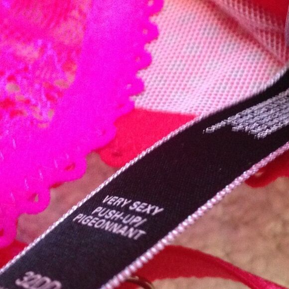 Victoria's Secret Very Sexy Push-Up 32DD - Picture 6 of 7